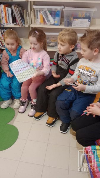 Biblioteka Gorlice, Przedszkolaki oglądają wyprawkowe naklejki